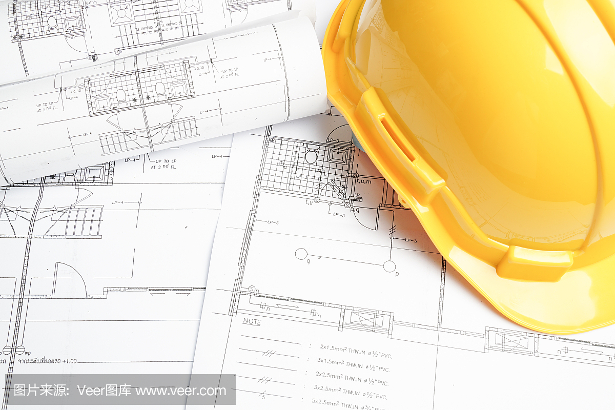 白色背景上帶頭盔的辦公桌