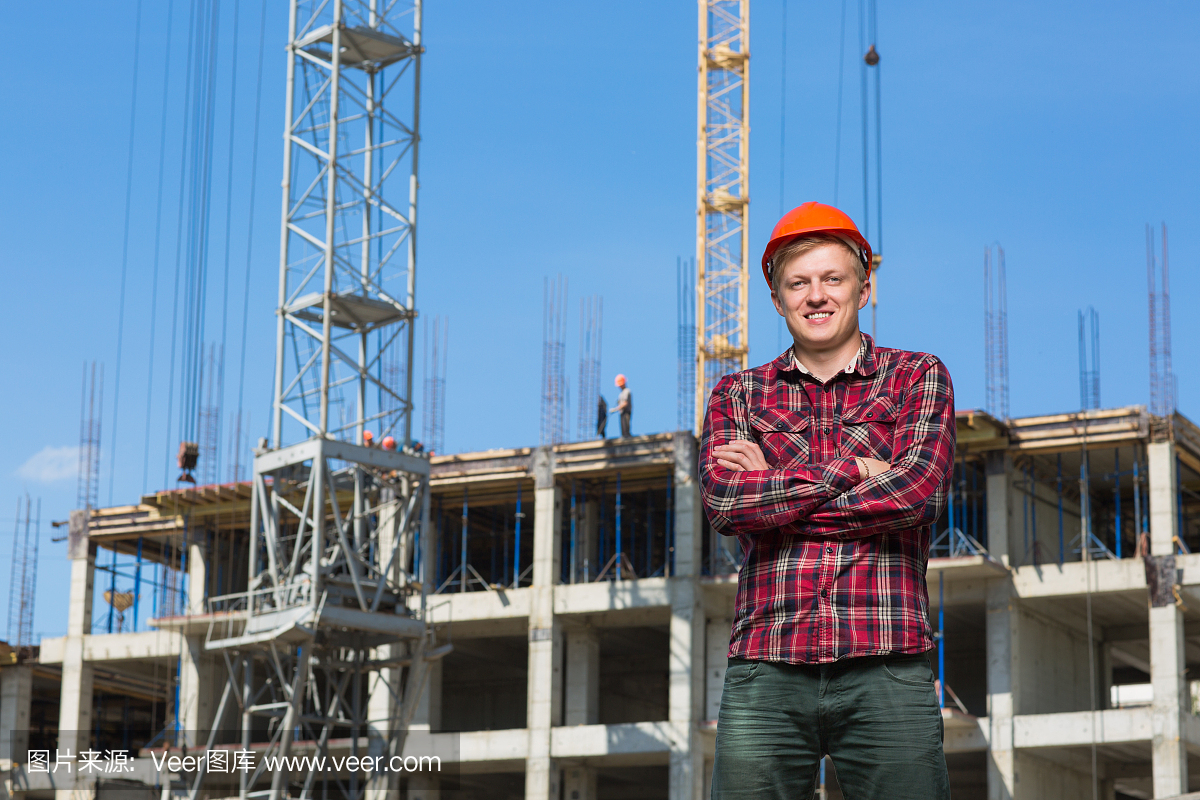 戴著橙色頭盔的建筑者