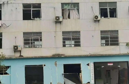好嚇人 今天早上,吉安一醫藥化工企業發生爆炸,附近工廠和房屋門窗扭曲變形 玻璃破碎散落一地